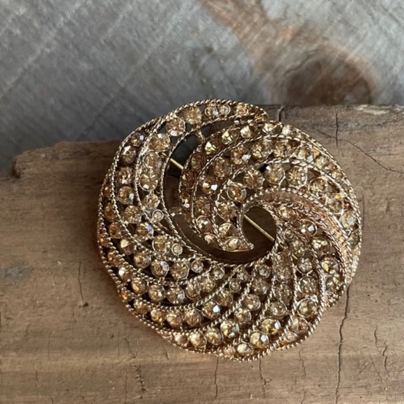 Vintage Retro Topaz Rhinestone Gold Tone Swirl Wreath Brooch Pin - Picture 5 of 11